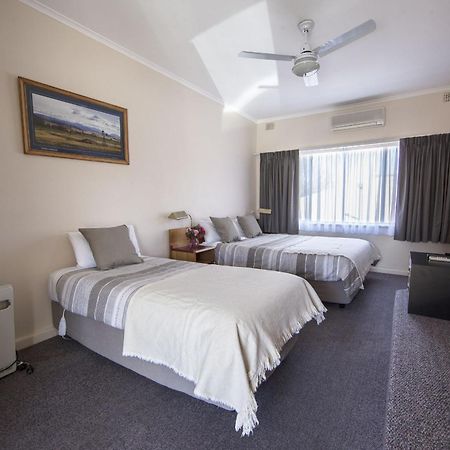 Redhill Cooma Motor Inn Buitenkant foto