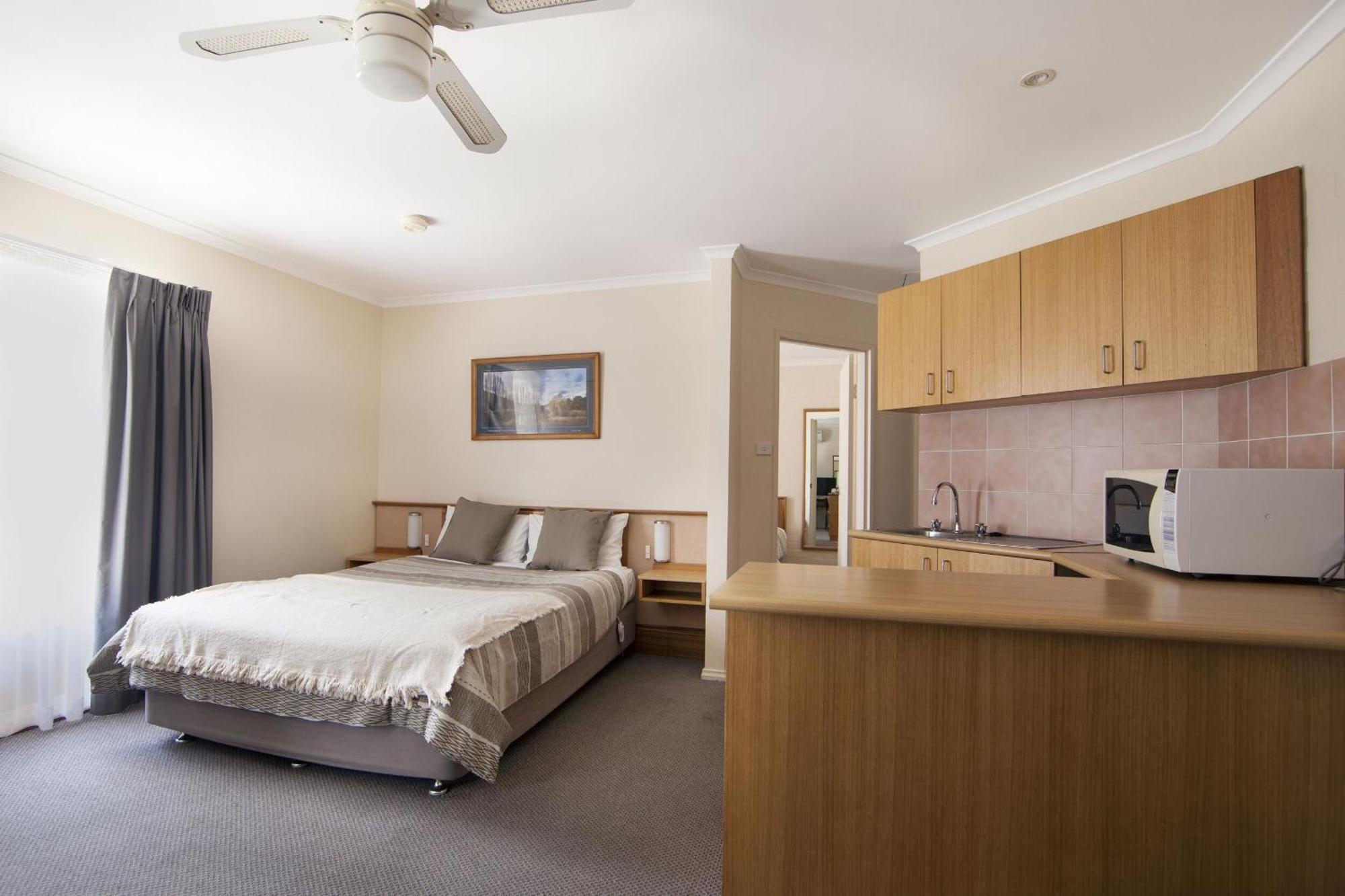 Redhill Cooma Motor Inn Buitenkant foto