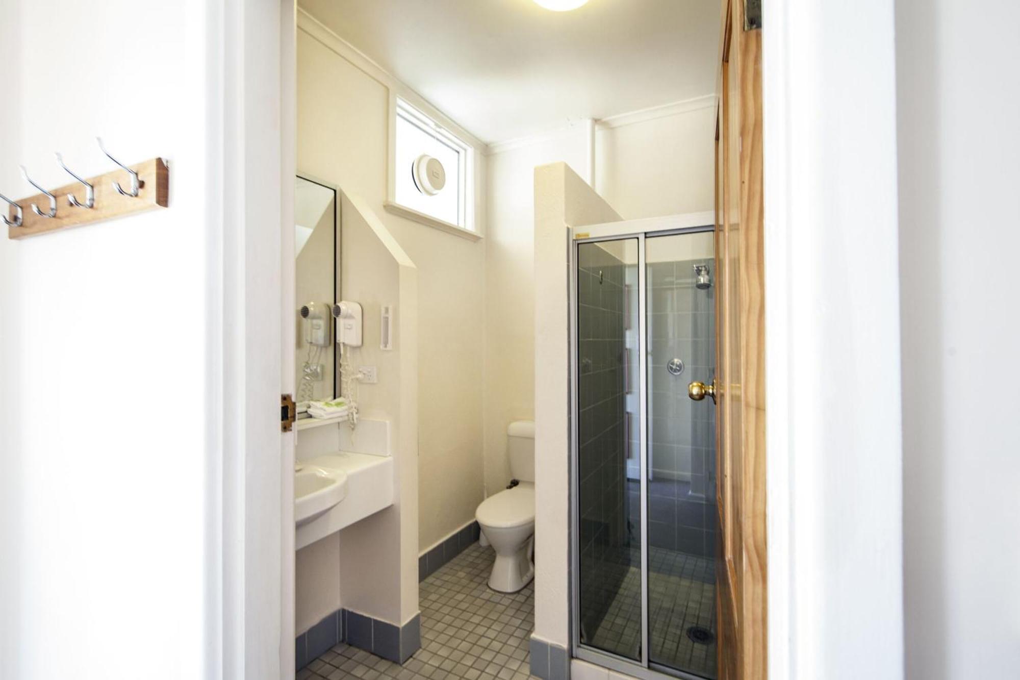 Redhill Cooma Motor Inn Buitenkant foto