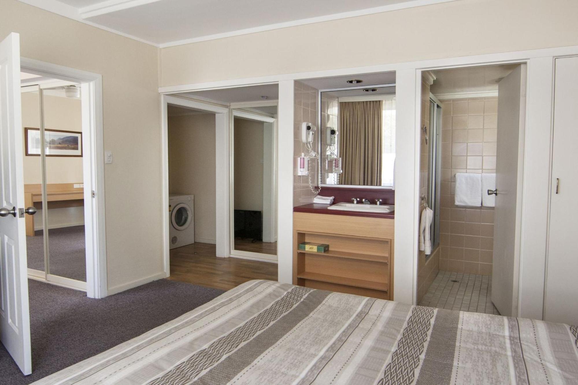 Redhill Cooma Motor Inn Buitenkant foto