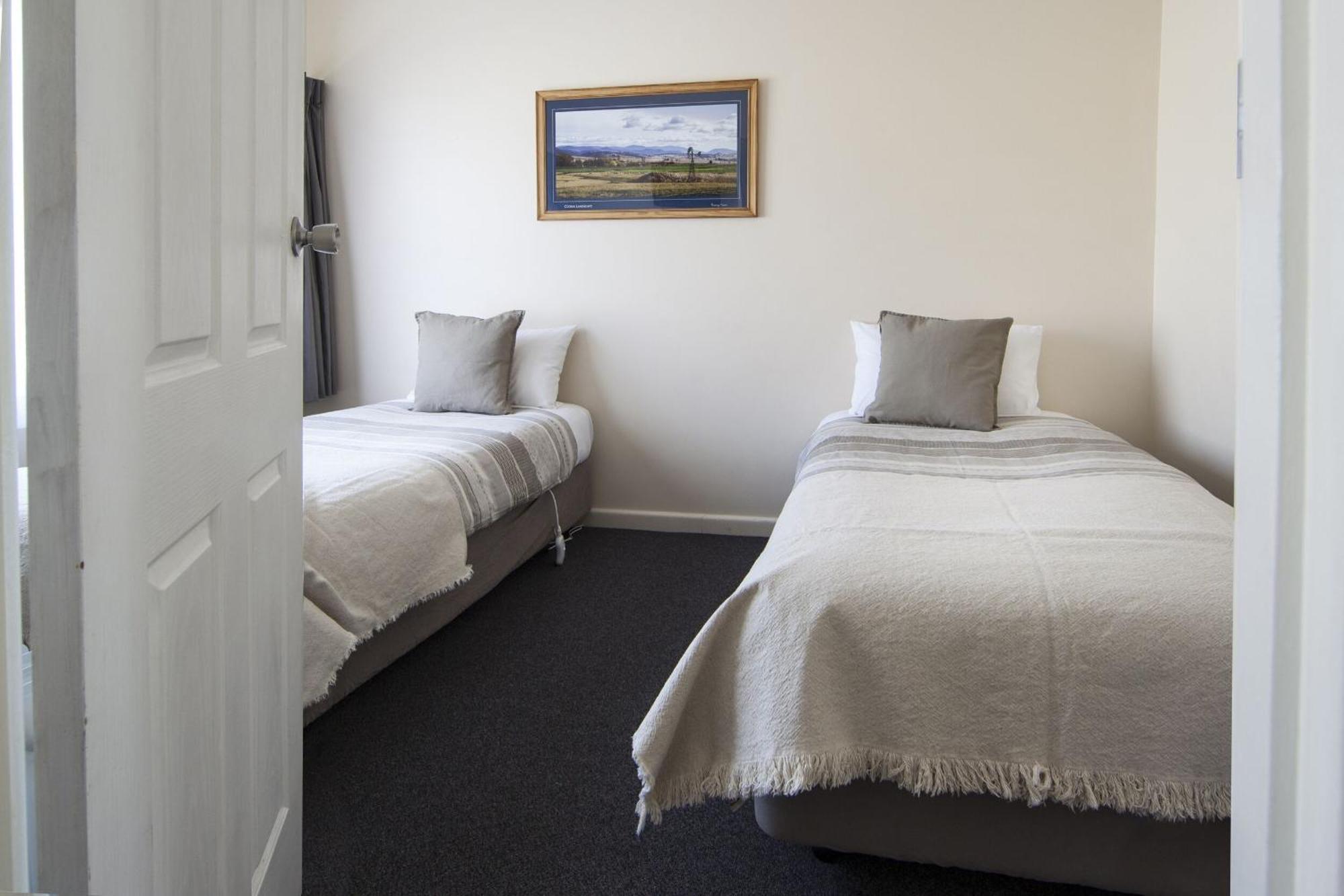 Redhill Cooma Motor Inn Buitenkant foto