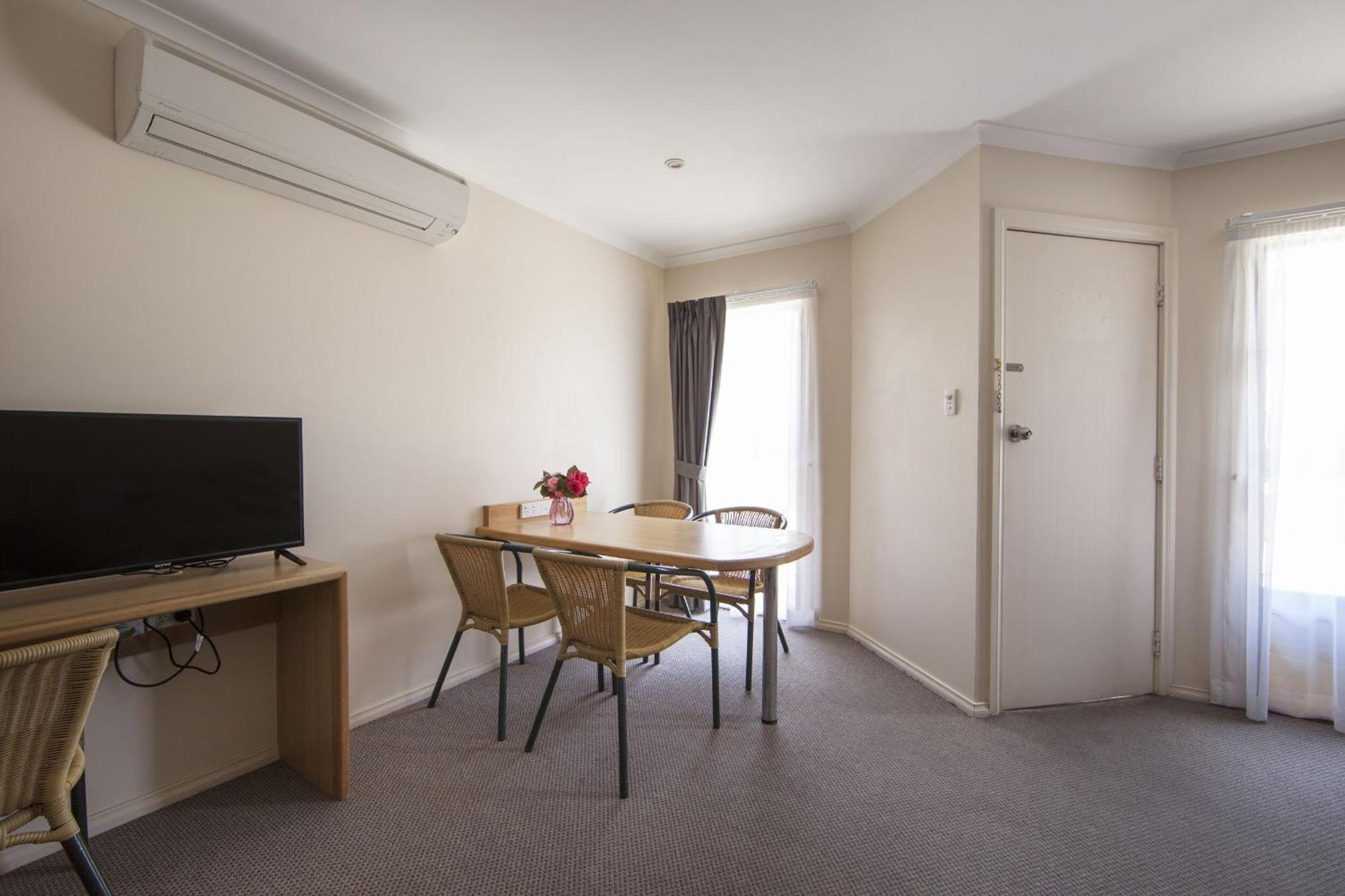 Redhill Cooma Motor Inn Buitenkant foto