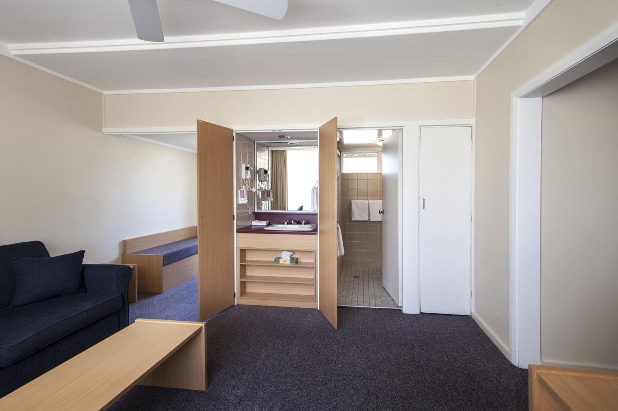 Redhill Cooma Motor Inn Buitenkant foto