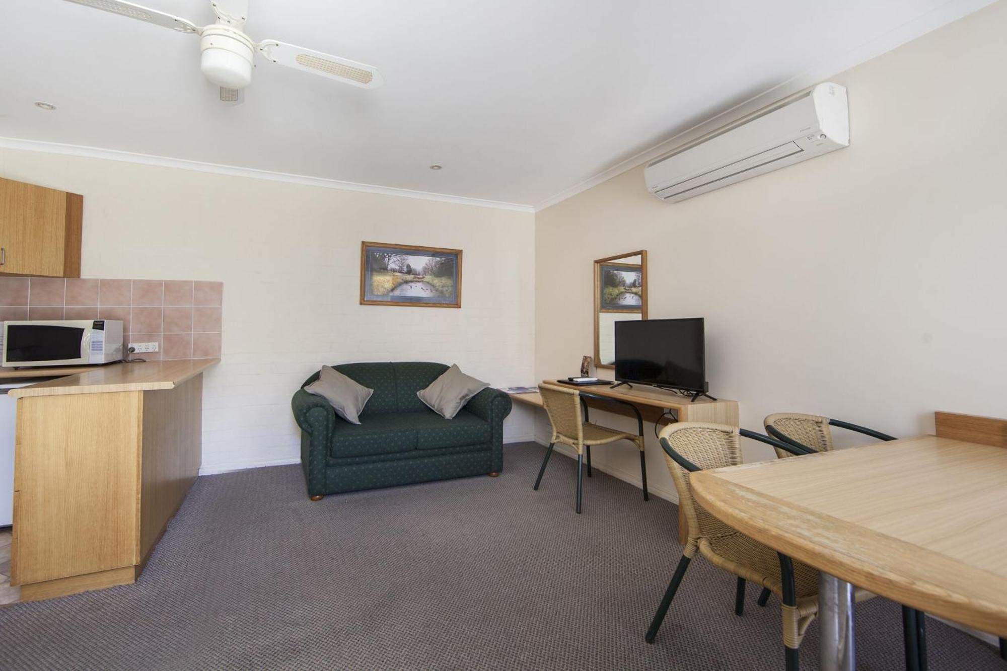 Redhill Cooma Motor Inn Buitenkant foto