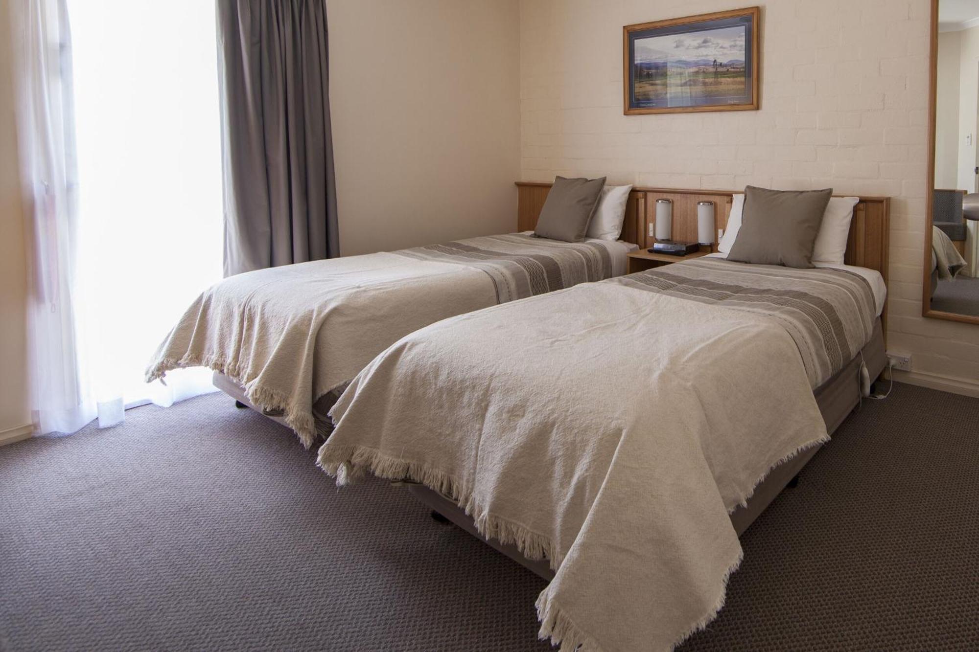 Redhill Cooma Motor Inn Buitenkant foto