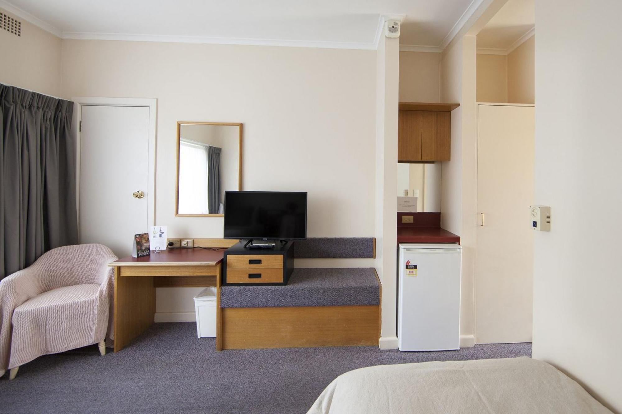 Redhill Cooma Motor Inn Buitenkant foto