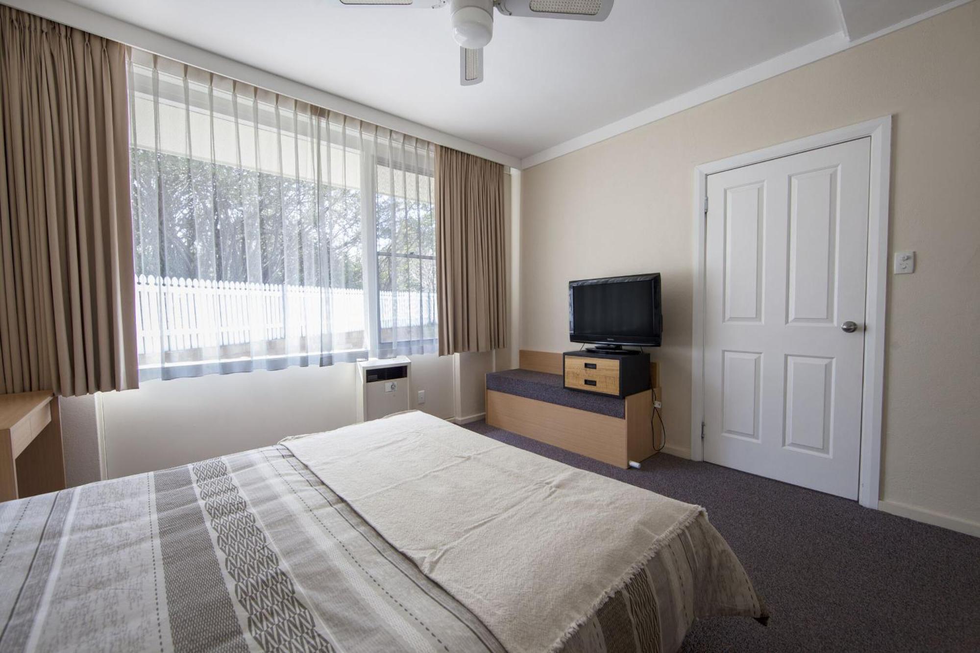 Redhill Cooma Motor Inn Buitenkant foto