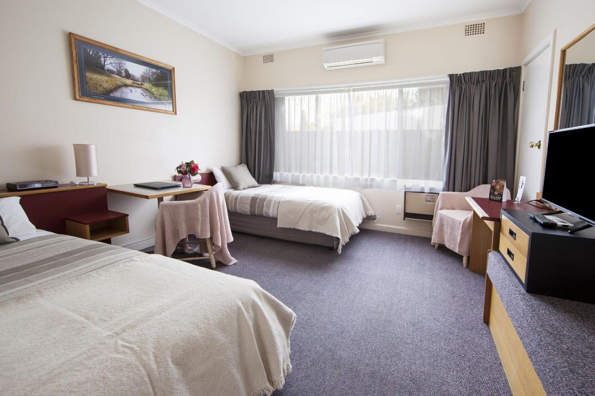 Redhill Cooma Motor Inn Buitenkant foto
