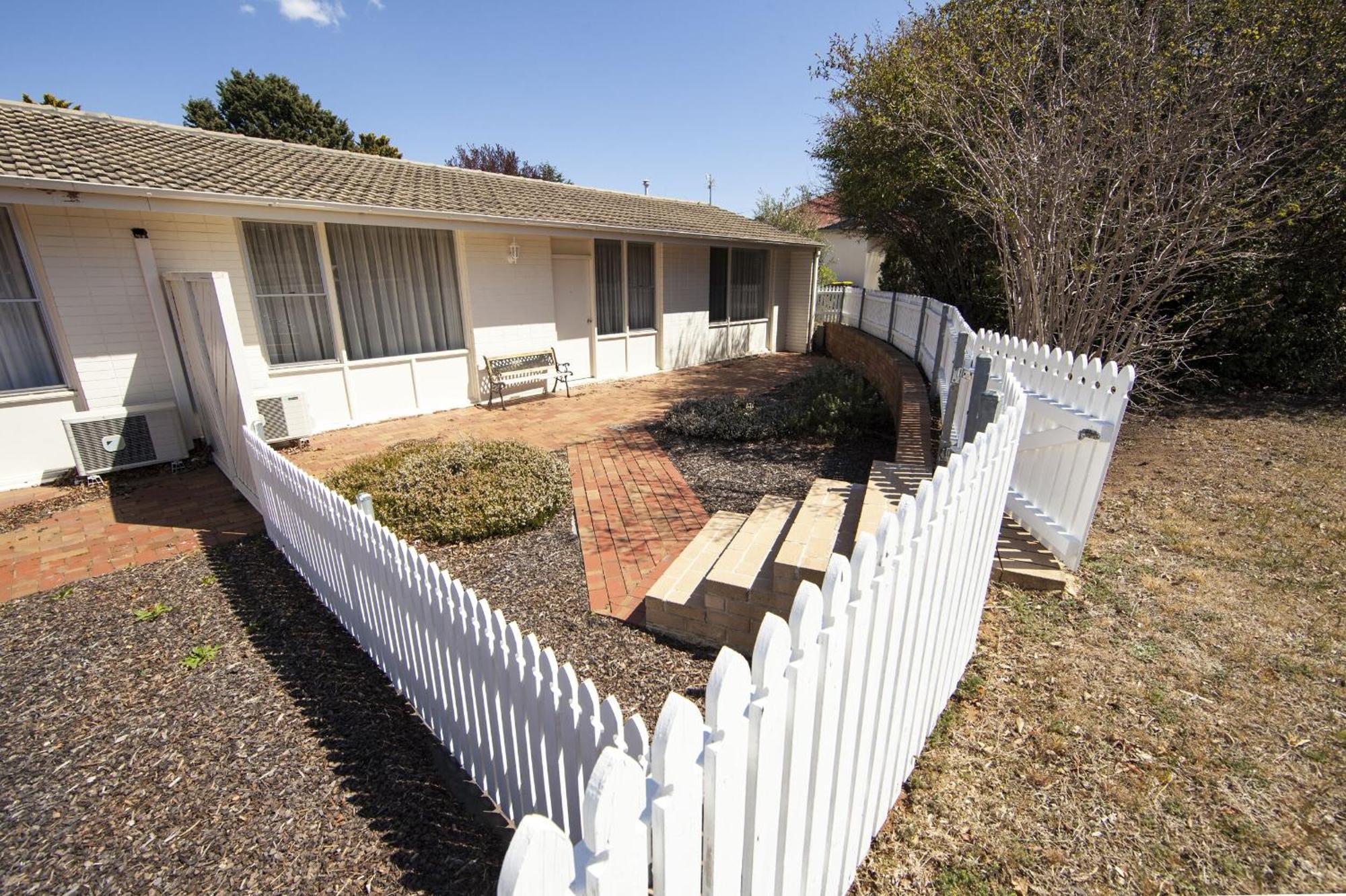 Redhill Cooma Motor Inn Buitenkant foto