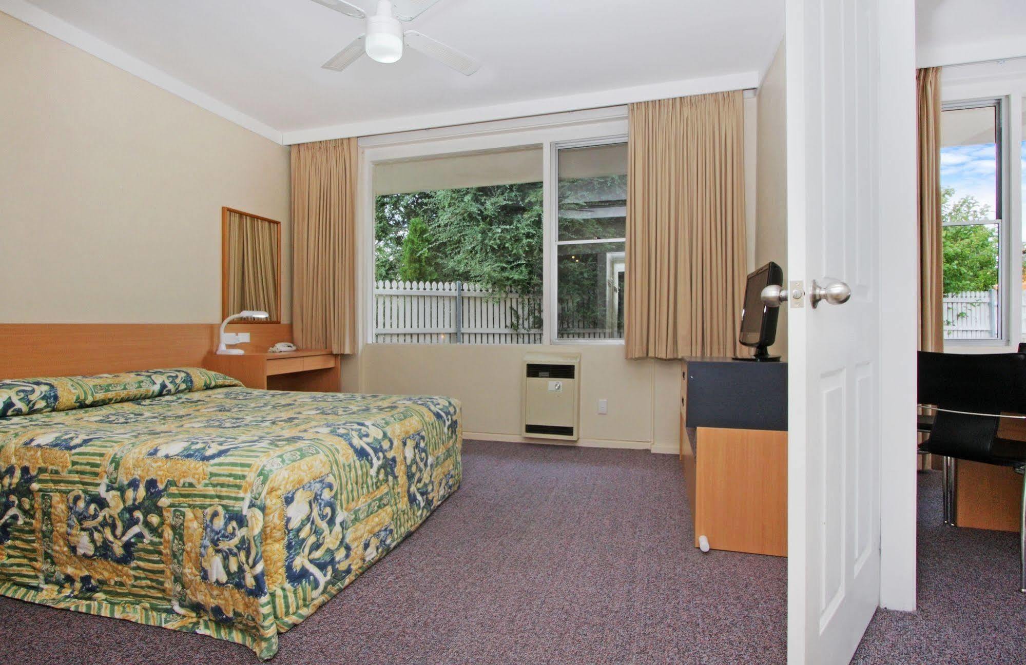Redhill Cooma Motor Inn Buitenkant foto