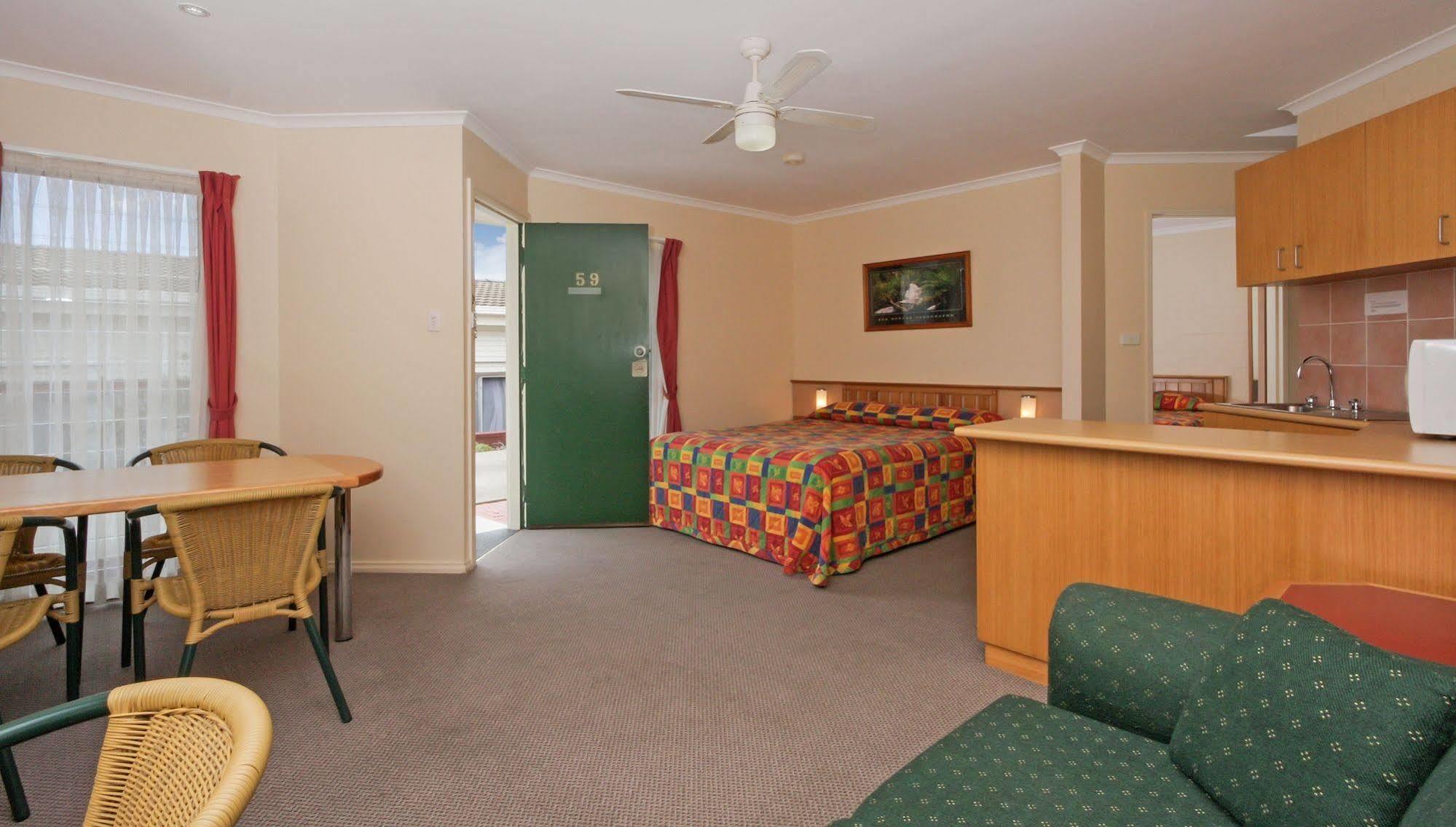 Redhill Cooma Motor Inn Buitenkant foto