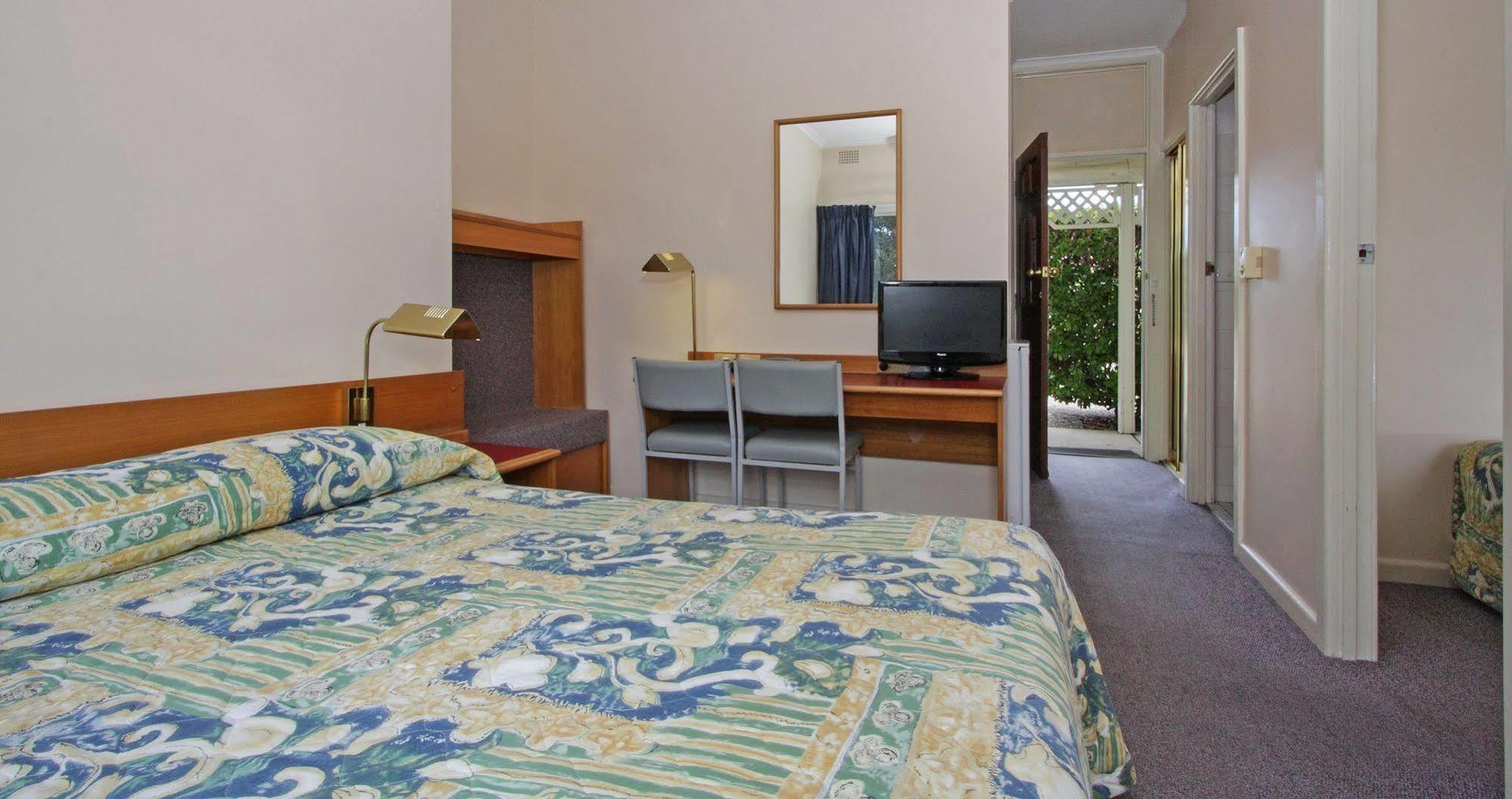 Redhill Cooma Motor Inn Buitenkant foto