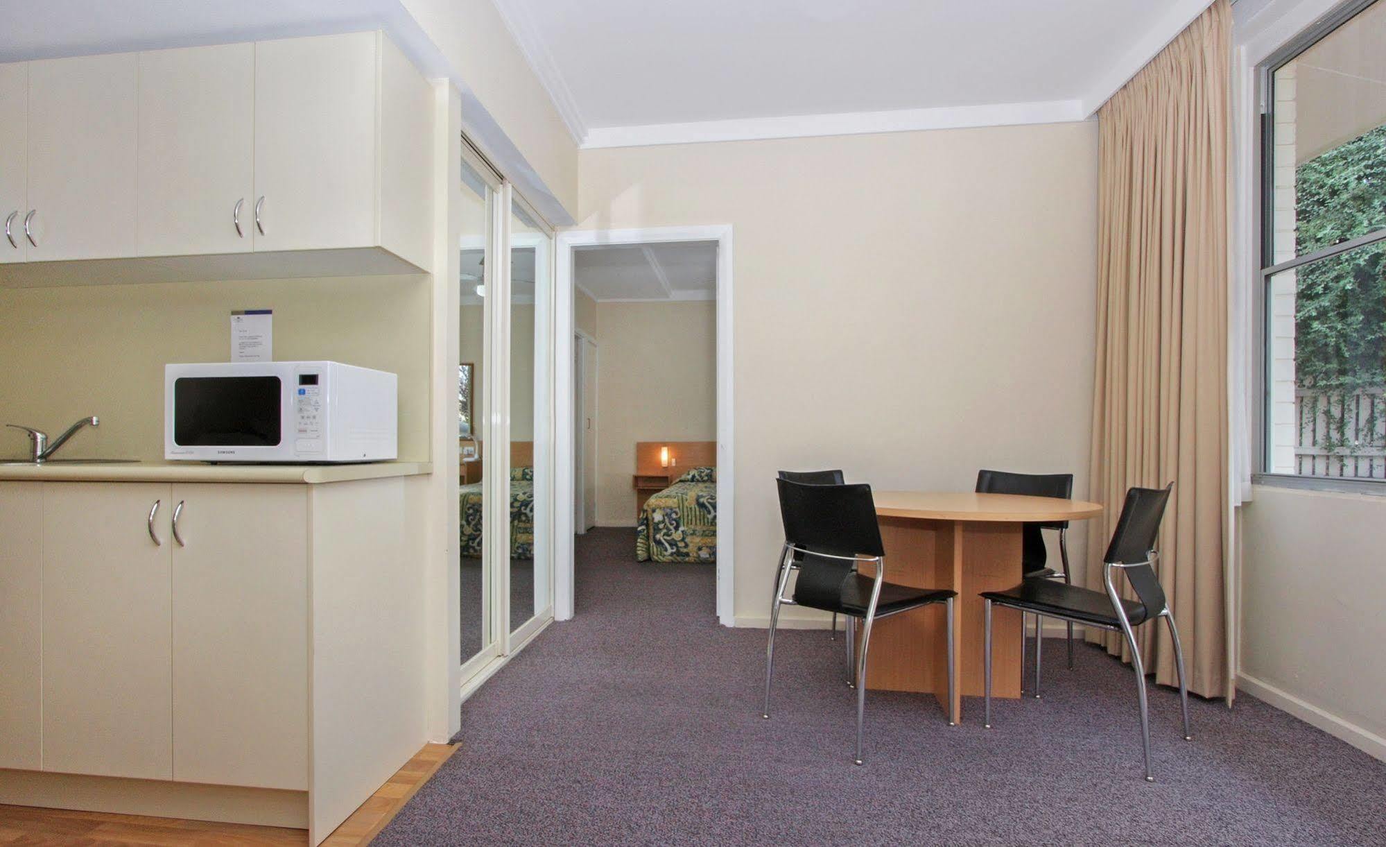 Redhill Cooma Motor Inn Buitenkant foto