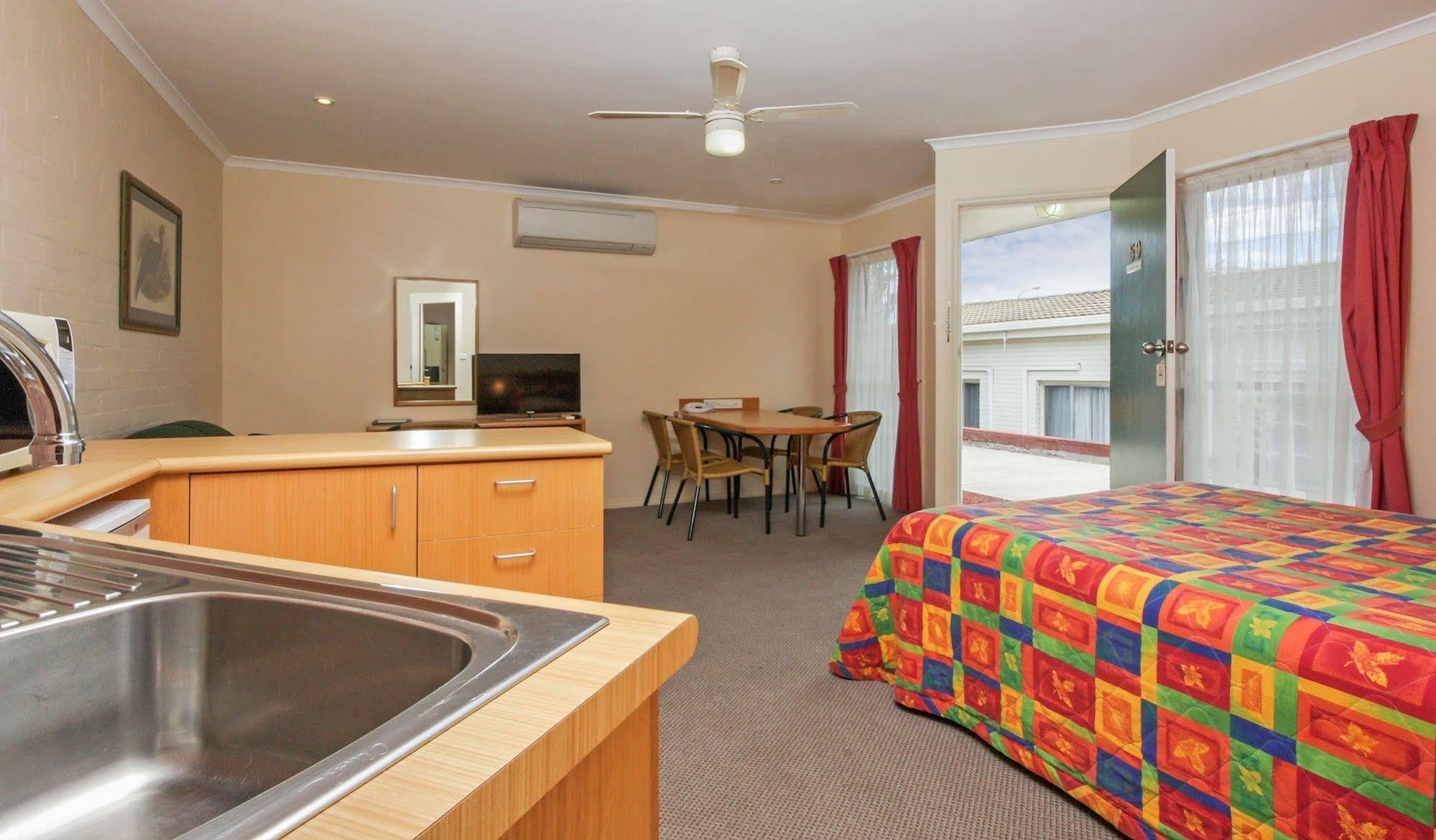 Redhill Cooma Motor Inn Buitenkant foto