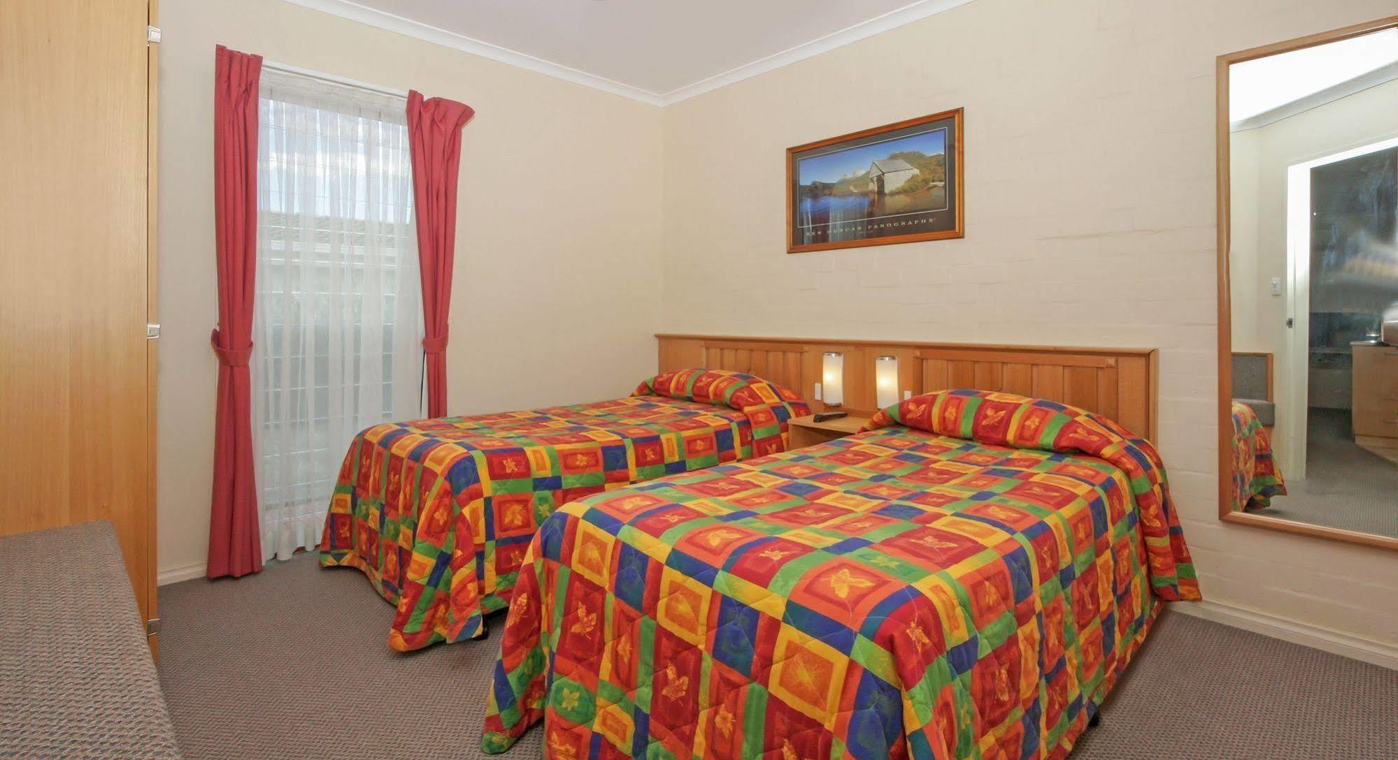 Redhill Cooma Motor Inn Buitenkant foto