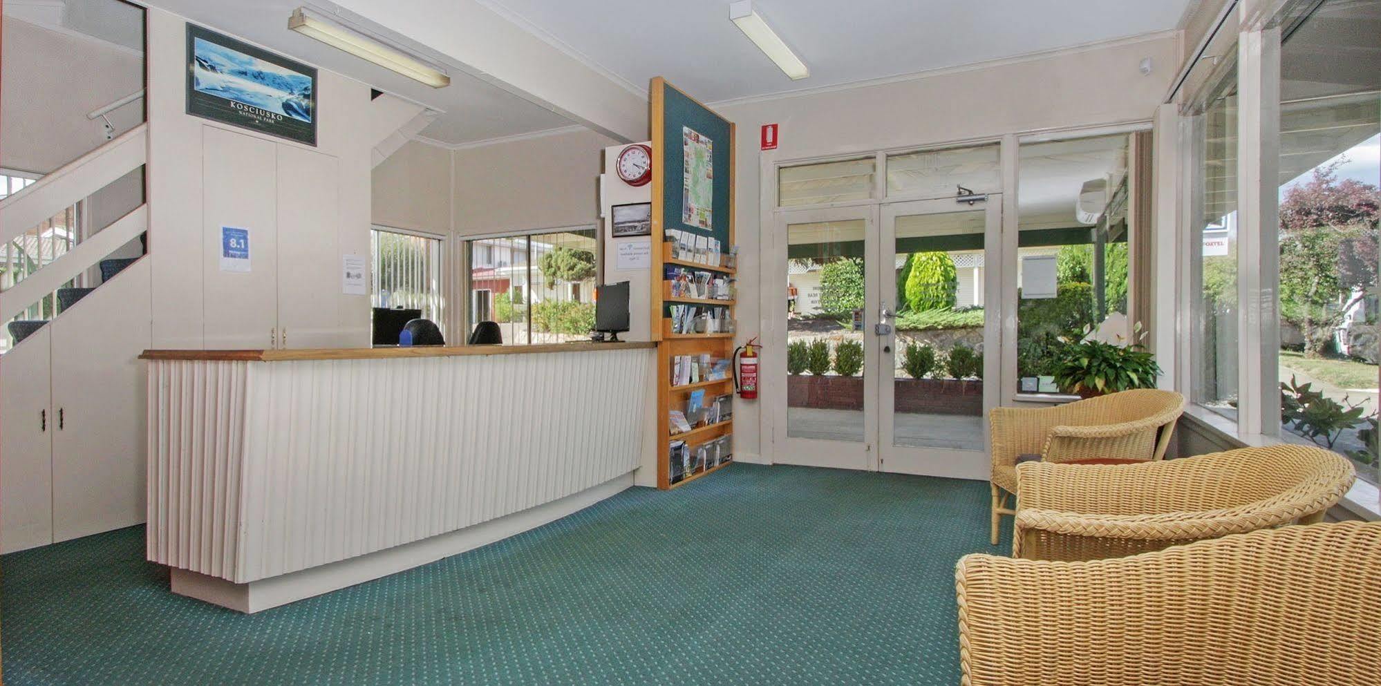 Redhill Cooma Motor Inn Buitenkant foto