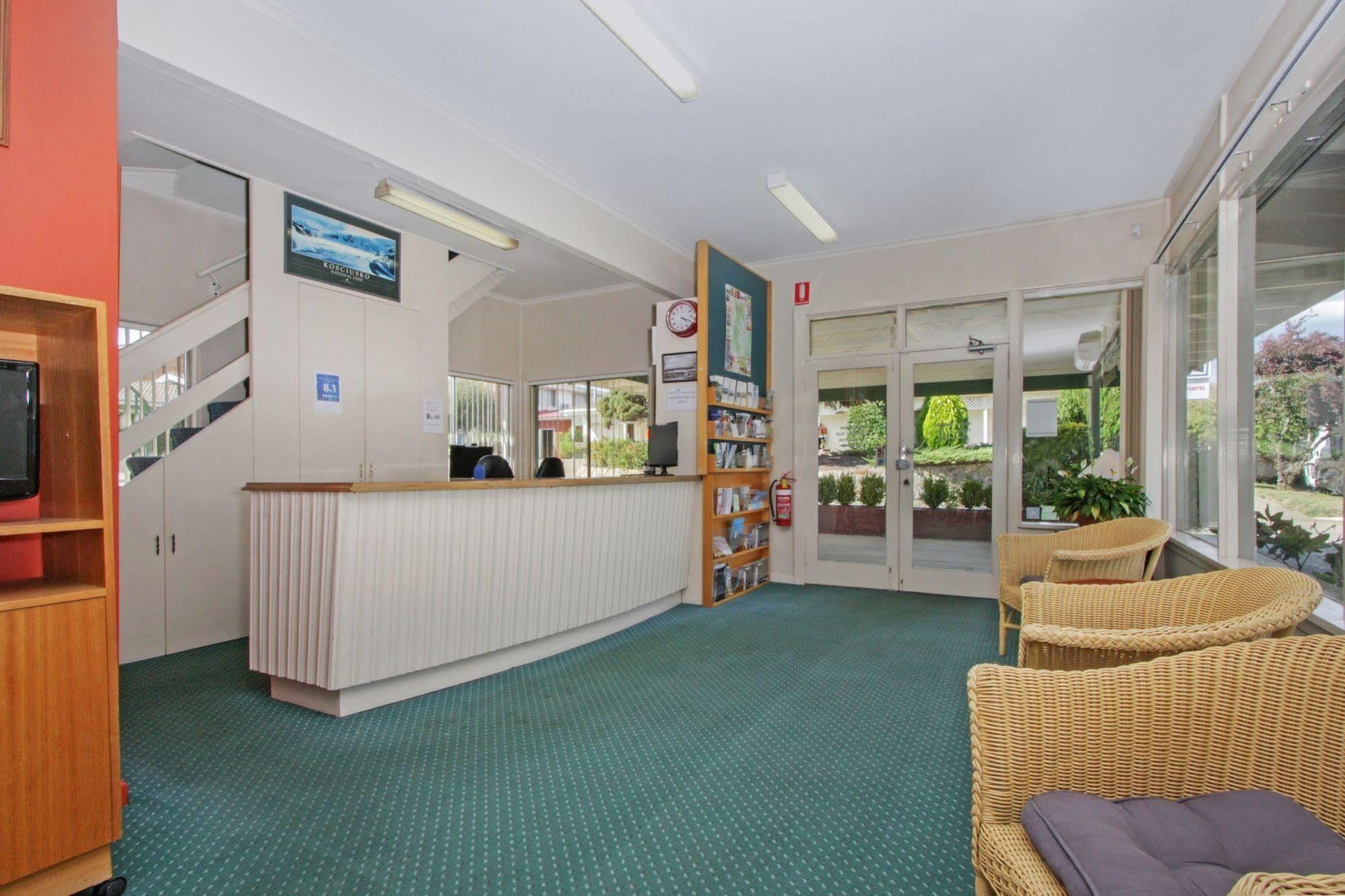 Redhill Cooma Motor Inn Buitenkant foto